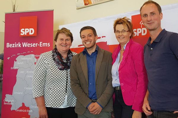Auf dem Kleinen Bezirksprateitag mit v.l. MdL Johanne Modder, MdB Susanne Mittag und Delmenhorsts Delegierten Thore Wintermann.