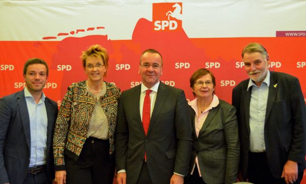 Gruppenbild mit Deniz Kurku, MdB Susanne Mittag, Minister Boris Pistorius, MdL Renate Geuter und MdL Axel Brammer