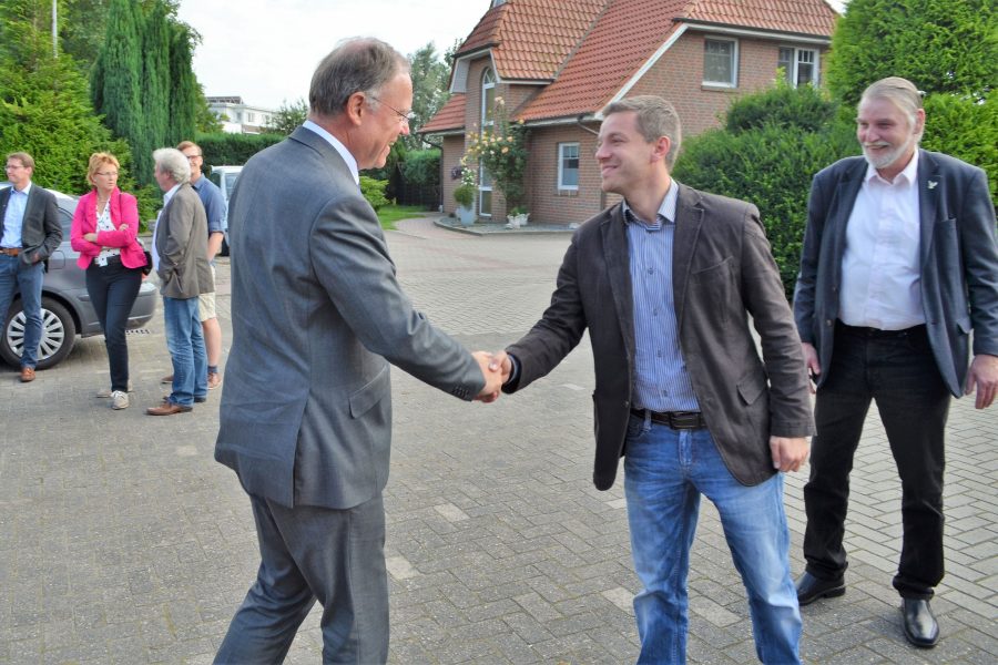 Begrüßung von Ministerpräsident Stephan Weil durch Deniz Kurku und MdL Axel Brammer in Hoykenkamp