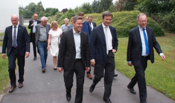 Dr. Jan Klingele führte die Gäste in die Werkshallen.