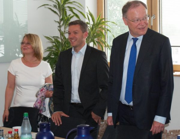 Kamen gemeinsam zum Gespräch zu den Klingele Papierwerken: SPD-Unterbezirksvorsitzende Petra Behlmer-Elster, Landtagskandidat Deniz Kurku und Ministerpräsident Stephan Weil.