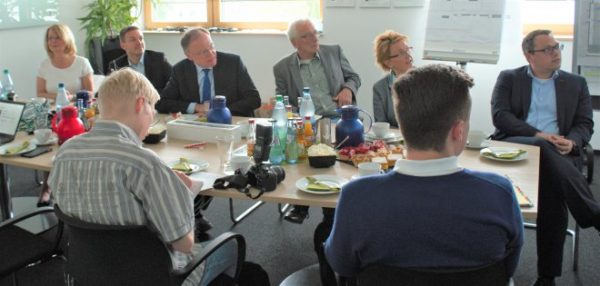 Große Runde zu einem guten Austausch. Die Besucher hören gespannt der Präsentation Dr. Jan Klingeles zu: SPD-Vorsitzende Petra Behlmer-Elster, Landtagskandidat Deniz Kurku, Ministerpräsident Stephan Weil, Oberbürgermeister Axel Jahnz, Bundestagsabgeordnete Susanne Mittag und der Europaabgeordnete Tiemo Wölken.