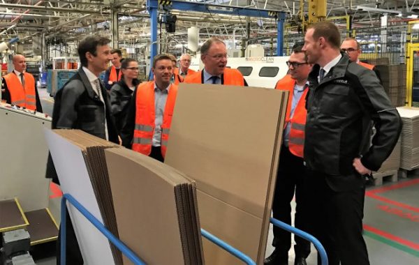 Werkleiter Patrick Ginter (rechts) erläutert die Abläufe.