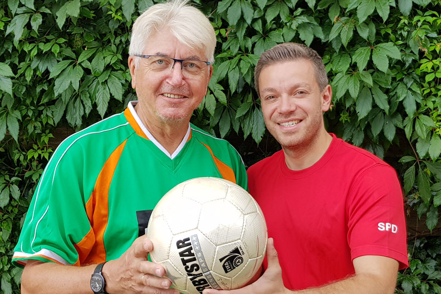 Deniz Kurku mit Fußball