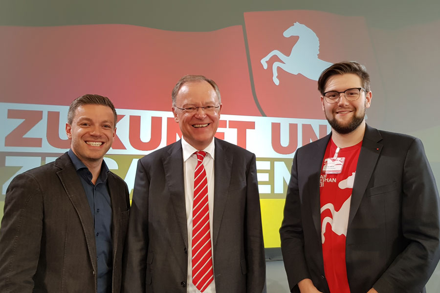 Stephan Weil kurz vor der Bekanntgabe des Ergebnisses mit den beiden Delmenhorster Delegierten Deniz Kurku und Christian Altkirch