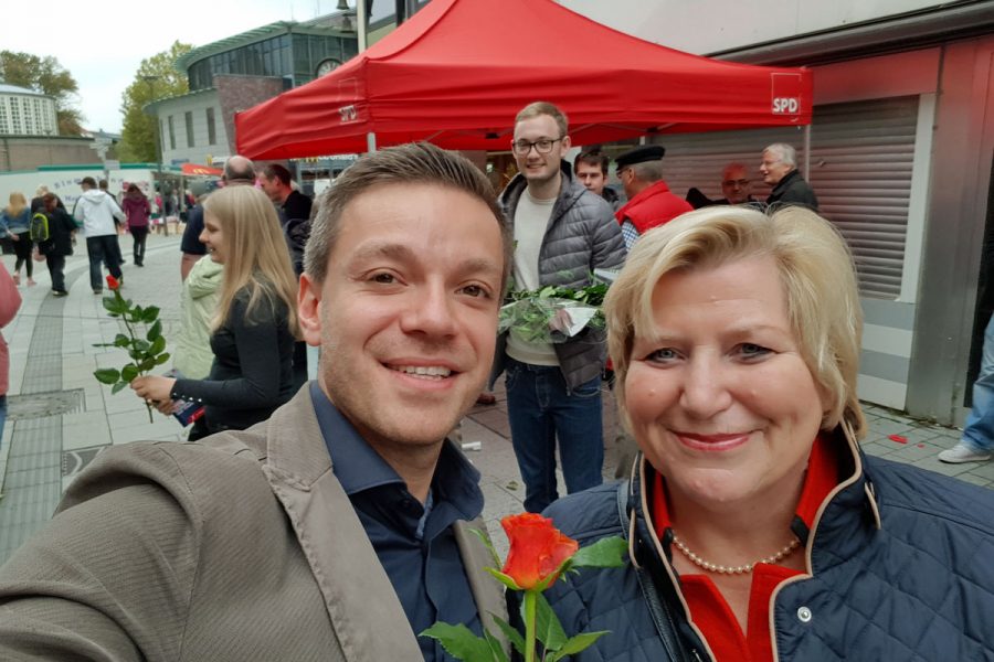 Mit Cornelia Rundt am Infostand