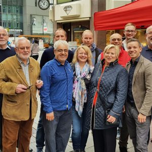 Mit Cornelia Rundt am Infostand