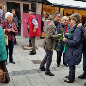 Mit Cornelia Rundt am Infostand