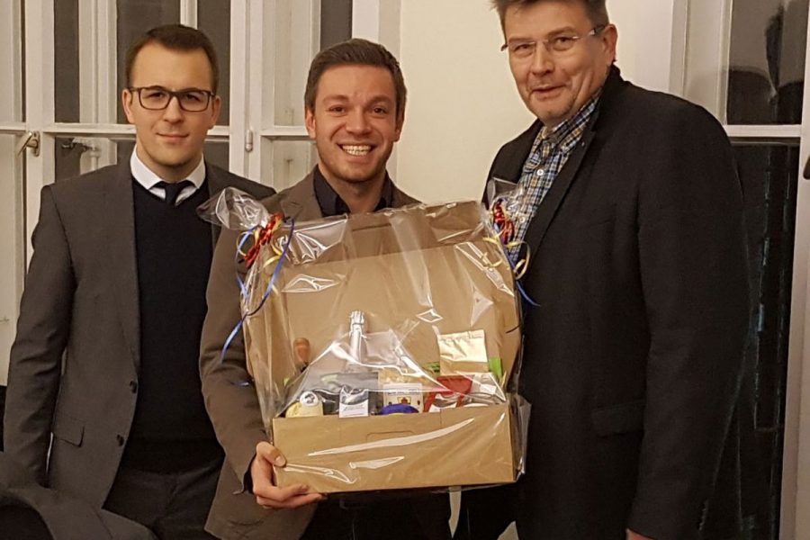 Von links: Stv. Vorsitzender Bastian Ernst, Deniz Kurku und dwfg-Geschäftsführer Axel Langnau