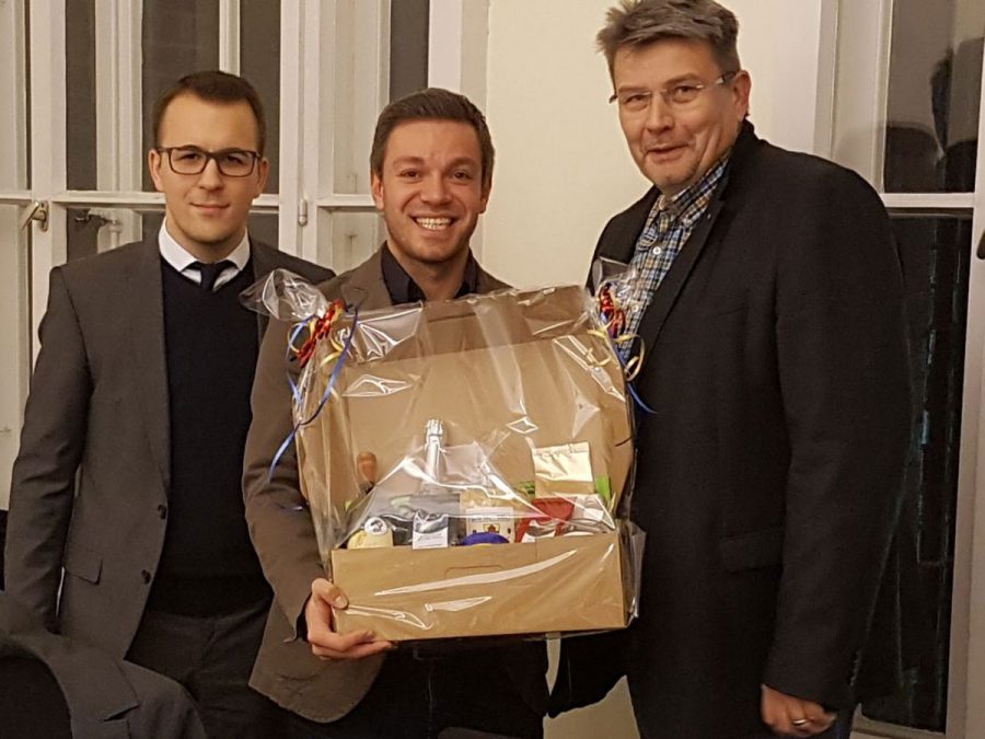 Von links: Stv. Vorsitzender Bastian Ernst, Deniz Kurku und dwfg-Geschäftsführer Axel Langnau