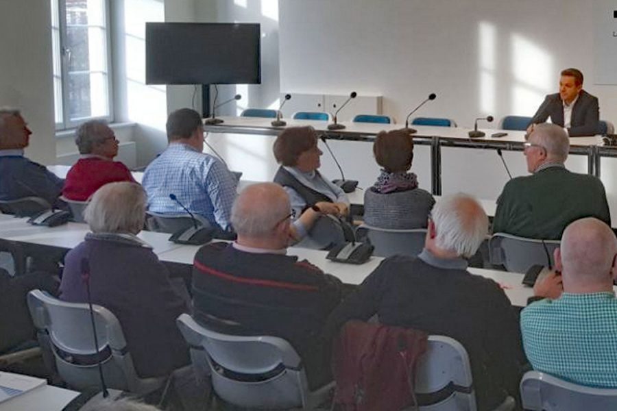 Erste Besuchergruppe in der Diskussion