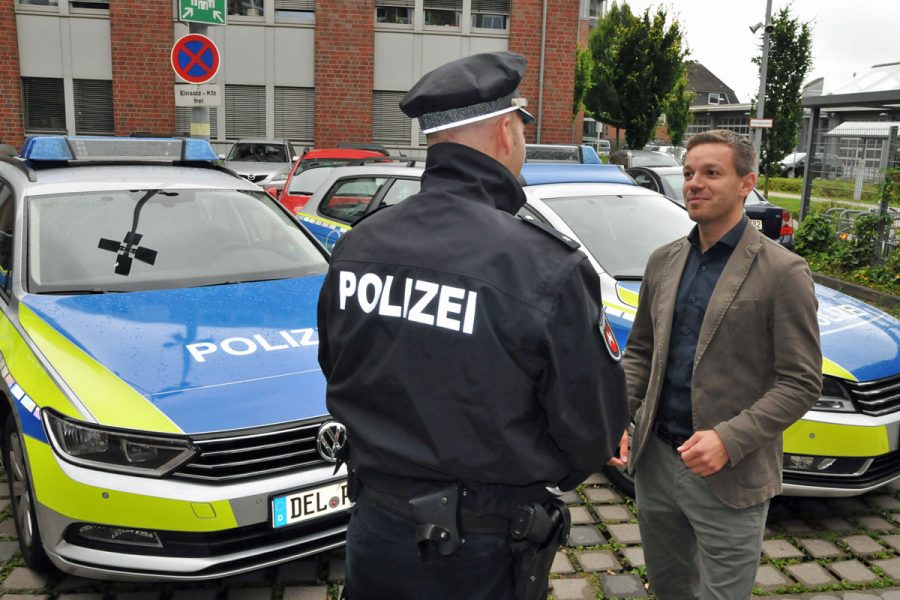 Deniz Kurku im Gespräch mit einem Polizisten