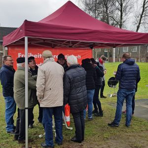Gespräche beim "Roten Grill"
