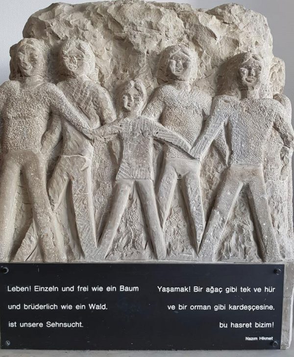 Die Losung des Schriftstellers Nazım Hikmet steht am Eingang des Bürgerzentrums