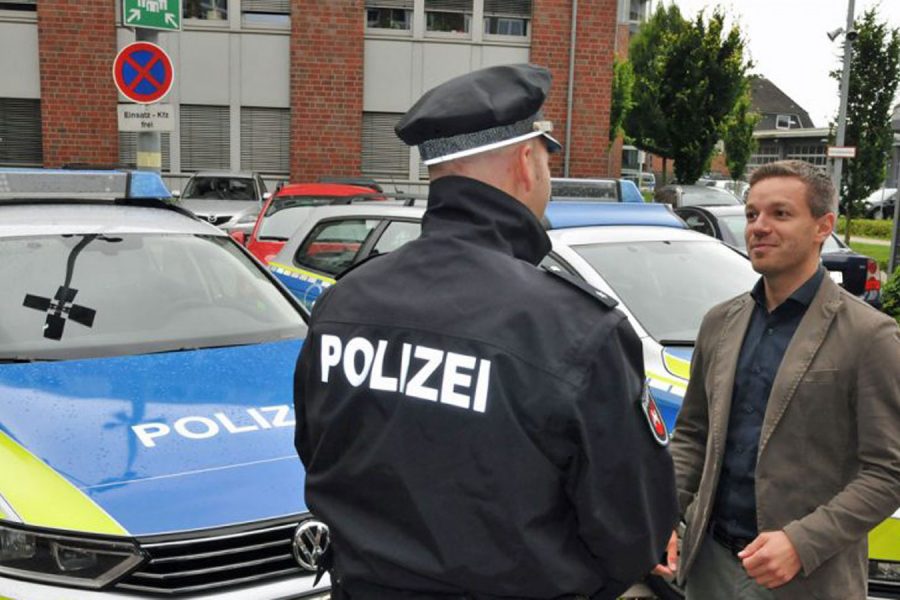 Deniz Kurku im Gespräch mit einem Polizisten