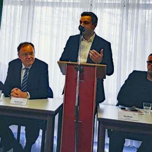 Deniz Kurku (Mitte) spricht zu den Vertretern der Presse. Dabei sind v.l. Oberbürgermeister Axel Jahnz, Ministerpräsident Stephan Weil, Betriebsratsmitglied Olaf Mehlis.