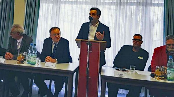 Deniz Kurku (Mitte) spricht zu den Vertretern der Presse. Dabei sind v.l. Oberbürgermeister Axel Jahnz, Ministerpräsident Stephan Weil, Betriebsratsmitglied Olaf Mehlis