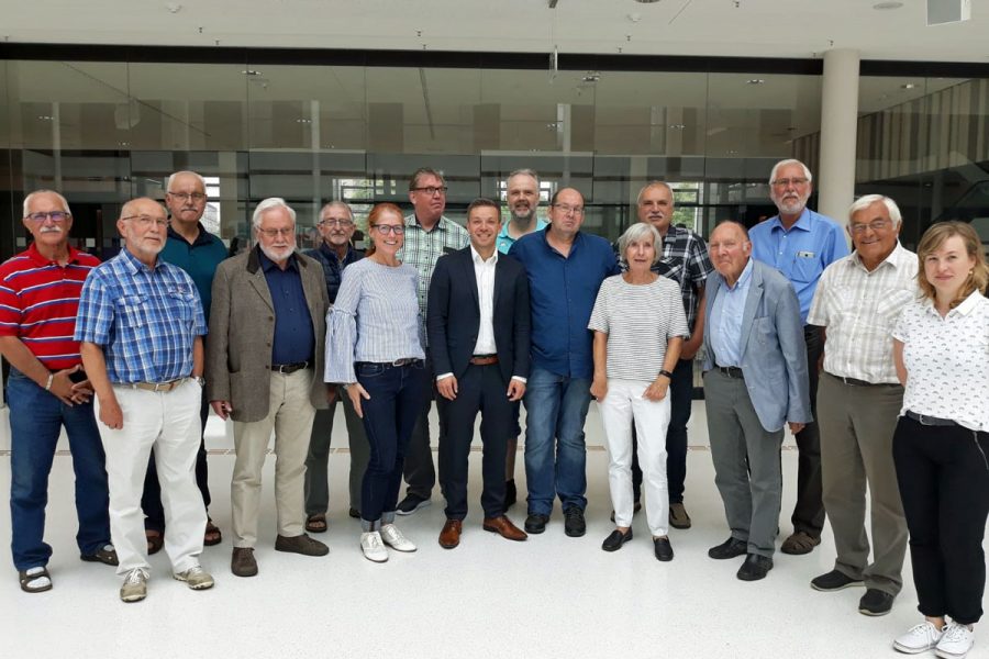 Deniz Kurku mit der Besuchergruppe