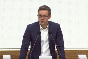 Deniz Kurku am Rednerpult