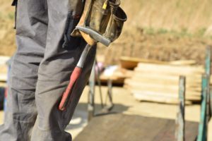 Handwerker mit Maschine