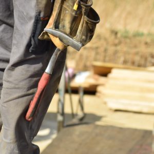 Handwerker mit Maschine