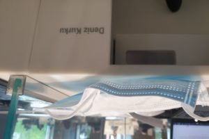 Namensschild und Maske