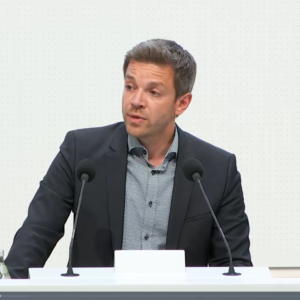 Deniz Kurku bei der Rede