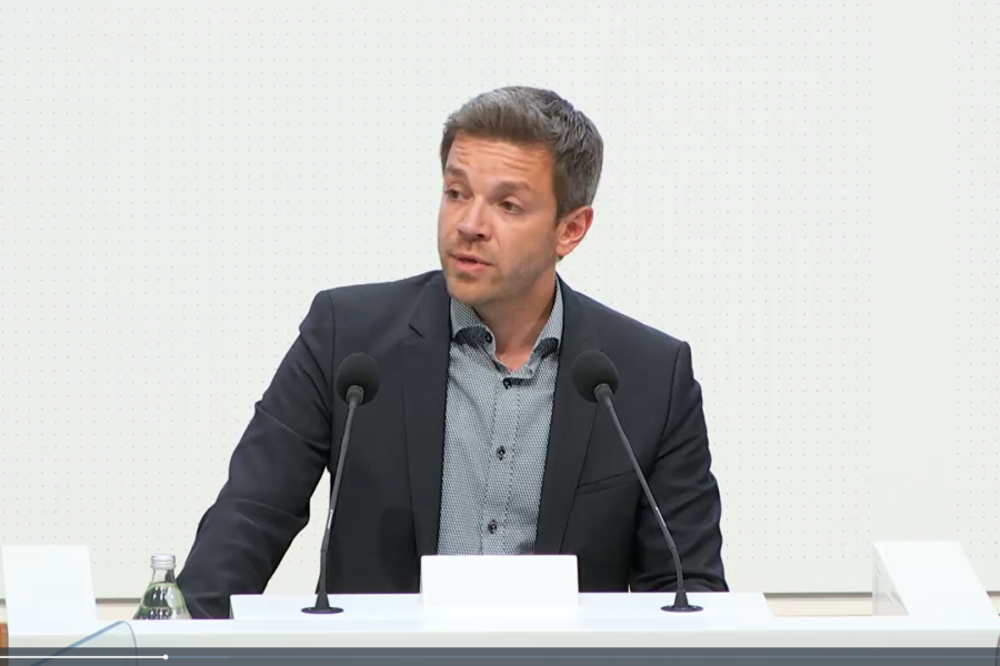 Deniz Kurku bei der Rede