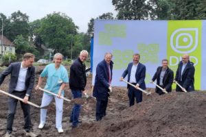 Gruppe beim Spatenstich