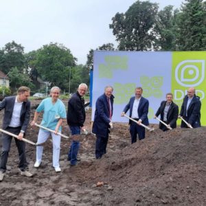 Gruppe beim Spatenstich