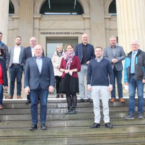 Gruppenbild vor dem Landtag