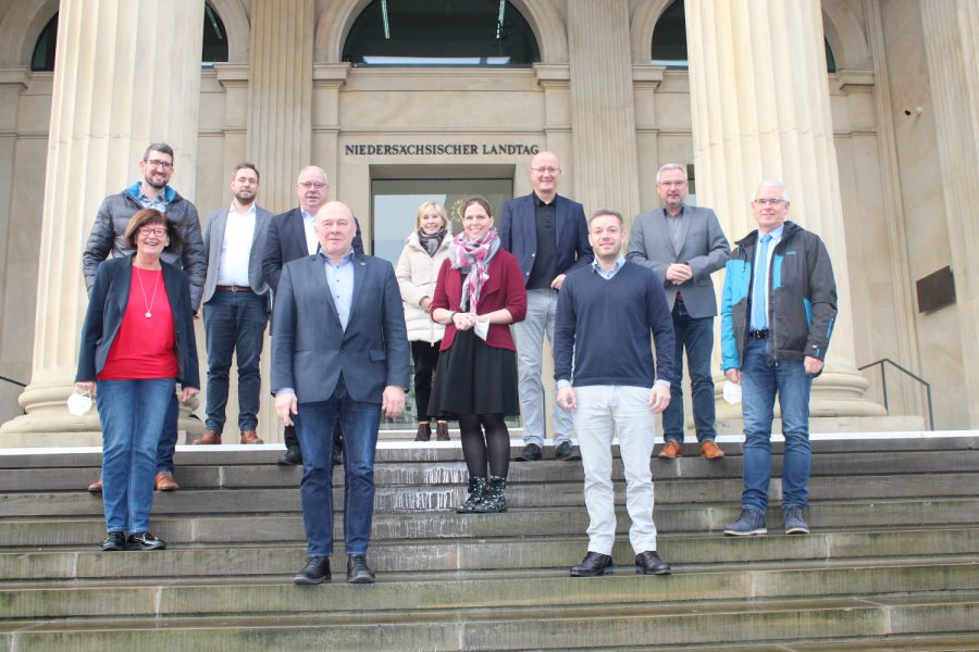 Gruppenbild vor dem Landtag