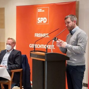 Kurku am Rednerpult