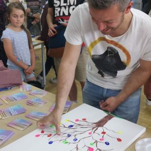 Deniz Kurku mit Kindern