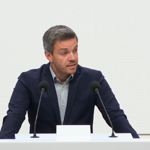 Deniz Kurku am Rednerpult