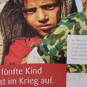 Ein Soldat mit einem Kind