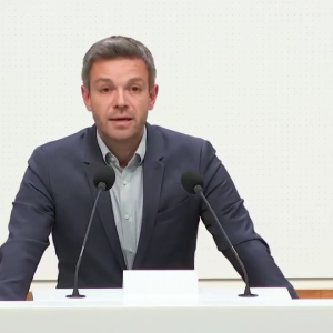 Deniz Kurku am Rednerpult