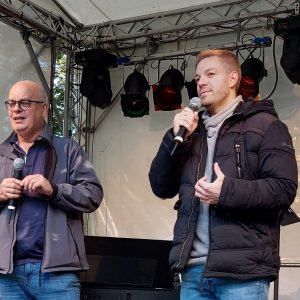 Deniz Kurki mit Mikrofon