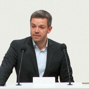 Deniz Kurku am Rednerpult