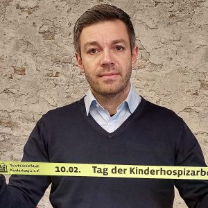 Deniz Kurku mit Text Tag der Kinderhospizarbeit