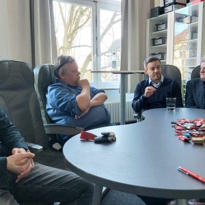 Gruppe am Tisch