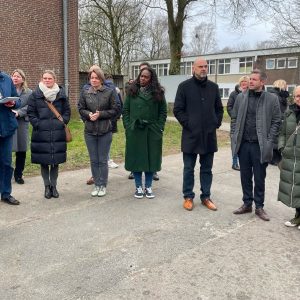Gruppenbild vor einem Gebäude