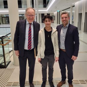 Denir Kurku und Stephan Weil mit dem Praktikanten