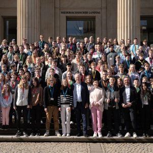 Gruppenbild der Teilnehmer:innen vor dem Landtag