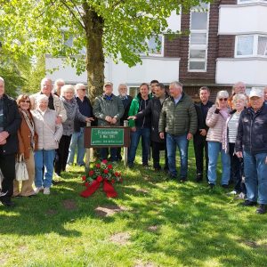 Gruppenbild an der Friedenslinde.