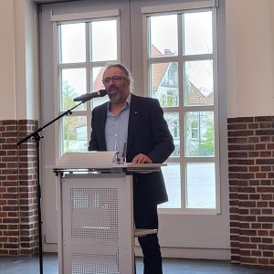 Ein Redner am Pult
