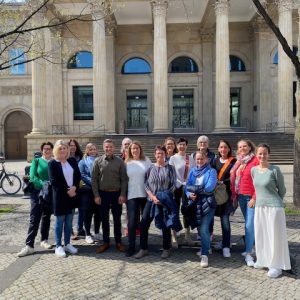 Gruppenbild vor dem Landtag