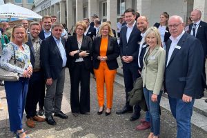 Deniz Kurku am Flughafen Braunschweig-Wolfsburg gemeinsam u.a. mit der Bundesinnenministerin Nancy Faeser, der Niedersächsischen Innenministerin Daniela Behrens, sowie weiteren Innenpolitikerinnen und Innenpolitikern der SPD-Landtagsfraktion Niedersachsen