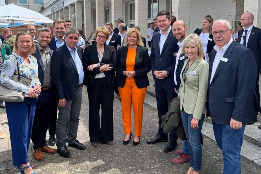 Deniz Kurku am Flughafen Braunschweig-Wolfsburg gemeinsam u.a. mit der Bundesinnenministerin Nancy Faeser, der Niedersächsischen Innenministerin Daniela Behrens, sowie weiteren Innenpolitikerinnen und Innenpolitikern der SPD-Landtagsfraktion Niedersachsen