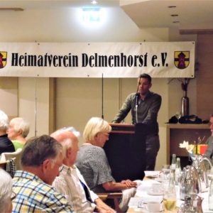 Deniz Kurke als Redner mit Zuhörern